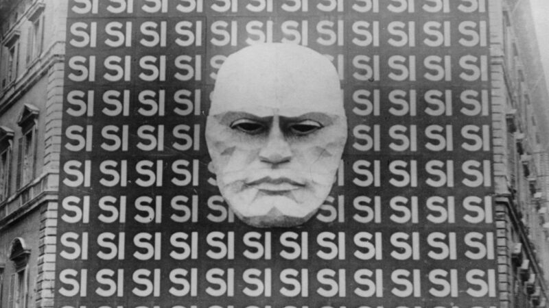Fachada do Palazzo Braschi com propaganda de Benito Mussolini em Roma, em 1934